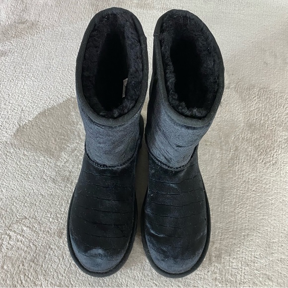 UGG Classic Short Croc Women's Boots Size 10 Black Velvet Sheepskin - Picture 8 of 10